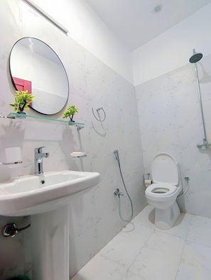 Deluxe Double or Twin Room | Bathroom | Shower, free toiletries, slippers, towels