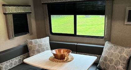 Cozy RV with Master & Bunk Room in Goreville, IL a few steps from Lake of Egypt!