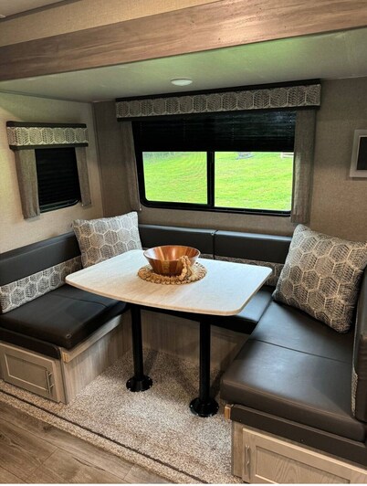 Cozy RV with Master & Bunk Room in Goreville, IL a few steps from Lake of Egypt!