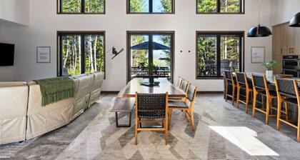 Modern cabin with stunning views of Wynne Lake!