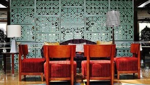 A room with a patterned green partition, a round table with four chairs, and a floor lamp. - Yangzhou Slender West Lake Huijin Hotel (Yangzhou)