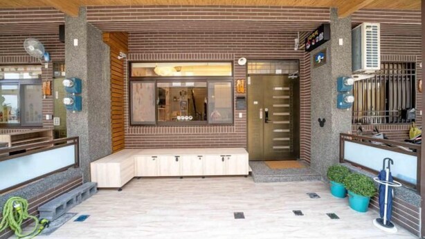 A modern lobby with a wooden ceiling, a seating area, and a reception desk. - Yilan 1955 Bnb Second Branch (Yilan)