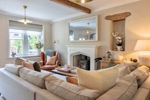 Smart TV, fireplace, books, stereo - Danes Cottage – Luxury Peak District Retreat (Chapel-en-le-Frith)