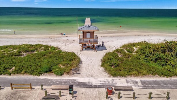 Ein Rettungsturm am Strand mit freiem Blick auf das Meer.