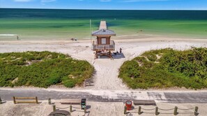 Nära stranden, solstolar och strandhanddukar