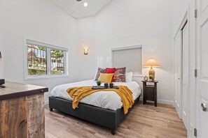2 bedrooms, desk, iron/ironing board, WiFi