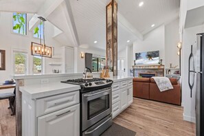 Fridge, microwave, oven, stovetop - Steps to Town Lift and Main Street - Shopping and Restaurants (Park City)