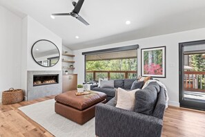 Smart TV, fireplace