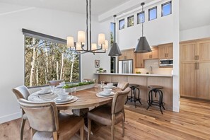 Dining - 5 min walk to Ski Lifts, 5 min drive to Main Street, Sleeps 10 (Park City)