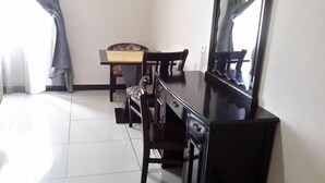 Un espace repas comprenant une longue table, des chaises et un buffet.