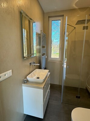 Dusche, Haartrockner, Handtücher, Seife