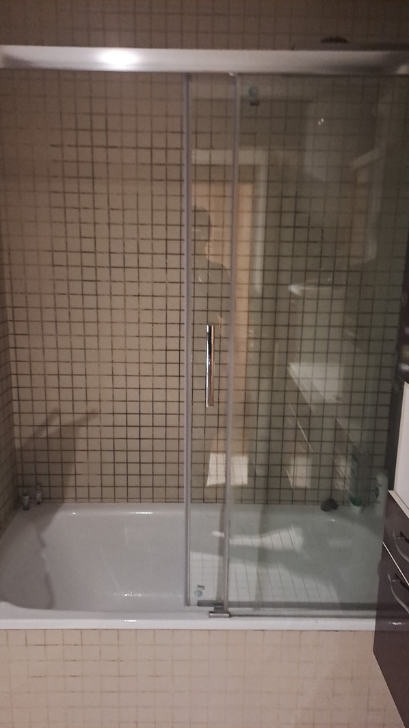 Apartment | Bathroom | Shower, towels - Barcelona Sunshine Retreat (Barcelona)