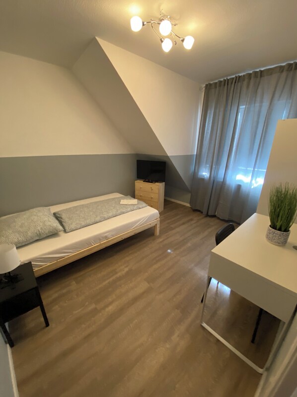 5 bedrooms, iron/ironing board, WiFi, bed sheets