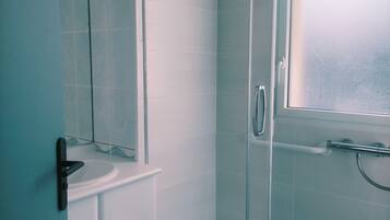 Douche, sĂšche-cheveux, savon, shampoing
