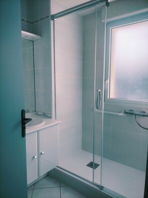 Shower, hair dryer, soap, shampoo - Apartment, 50 m from the beach (Saint-Cast-le-Guildo)