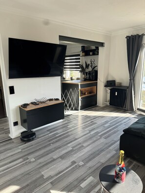 Smart-TV, Videospiele, DVD-Player, Bücher