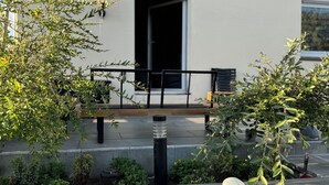 Un bâtiment moderne doté d’un balcon, d’une antenne parabolique et d’une fenêtre.
