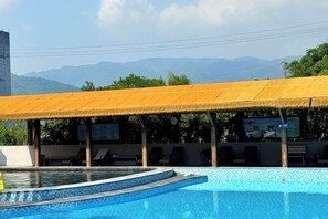 Outdoor pool - Hot Spring Forest Holiday Hotel (Hezhou)