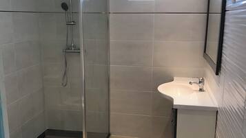Articles de toilette écologiques, sèche-cheveux, serviettes fournies
