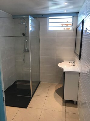 Articles de toilette écologiques, sèche-cheveux, serviettes fournies