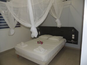 3 habitaciones, tabla de planchar con plancha y cuna de viaje 