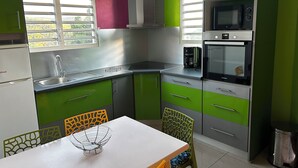Wasserkocher mit Kaffee-/Teezubehör, Kühlschrank, Mikrowelle, Ofen