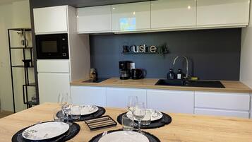 Réfrigérateur, micro-ondes, four, plaque de cuisson