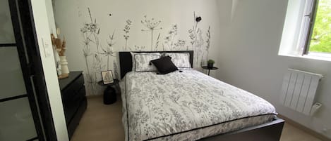 1 habitación, tabla de planchar con plancha, cuna de viaje y wifi