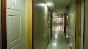 Ένας μακρύς, στενός διάδρομος με πόρτες και στις δύο πλευρές, που οδηγούν σε ξεχωριστά δωμάτια.