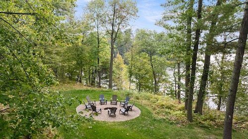 The Luxe Haven: Lakefront Views, Relax & Escape