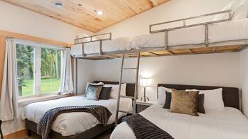 3 bedrooms, desk, iron/ironing board, free WiFi