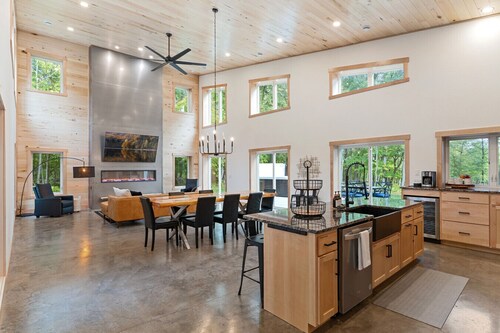 The Luxe Haven: Lakefront Getaway