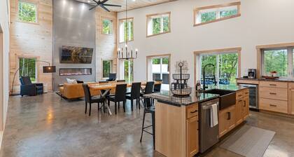 The Luxe Haven: Lakefront Getaway