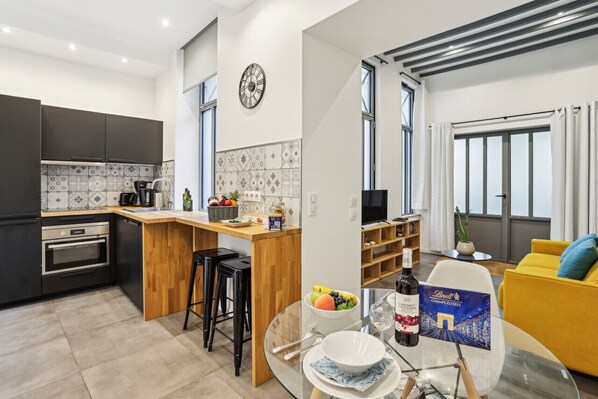 Réfrigérateur, micro-ondes, four, plaque de cuisson