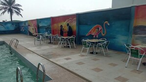 Bar i bassenget