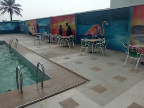 Bar en milieu de piscine