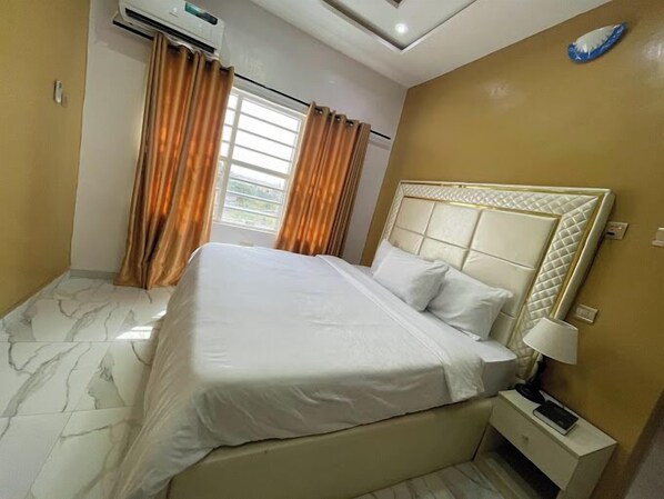 Chambre économique, balcon, vue sur la ville | Bureau, espace de travail pour ordinateurs portables