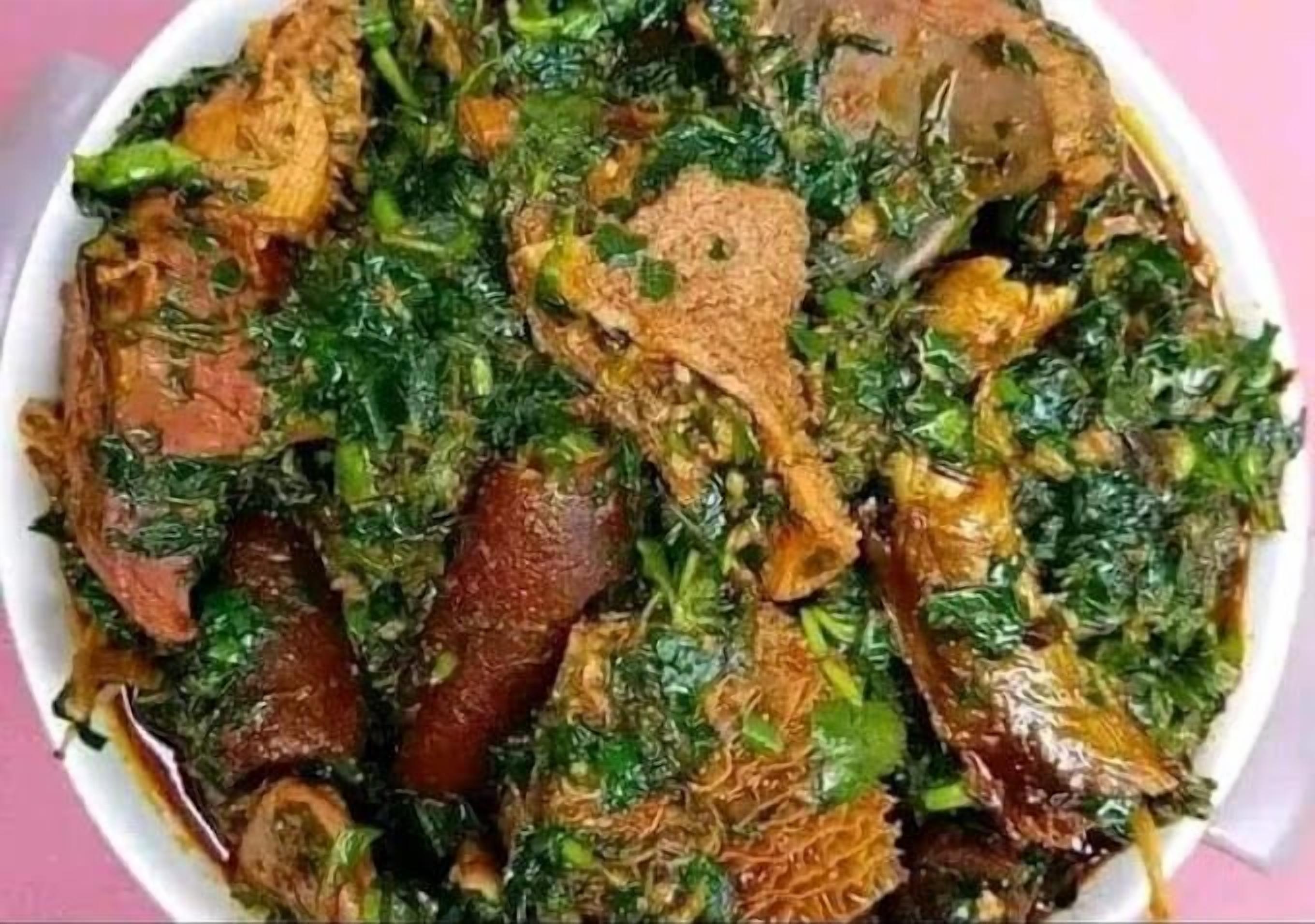 Un plato con verduras y carne.