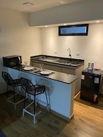 Deluxe Studio Suite, City View | Private kitchen | Mini-fridge, microwave, oven, stovetop