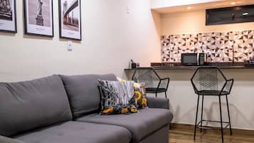 Family Apartment, City View | Private kitchen