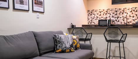Family Apartment, City View | Private kitchen
