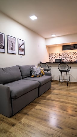 Frigobar, microondas, horno, placa de cocina