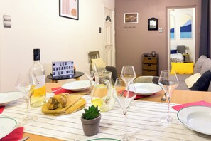 2 sovrum, skrivbord, resesäng och gratis wi-fi