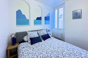 2 soverom, skrivebord, reiseseng for barn og wi-fi (inkludert)