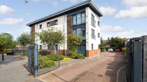 Exterior - Parkgate 2 bed, private parking, Rosyth M90 (Rosyth)