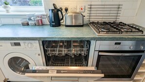 Private kitchen - Parkgate 2 bed, private parking, Rosyth M90 (Rosyth)