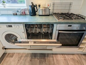 Kjøleskap, mikrobølgeovn, ovn og kokeplater