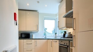 Private kitchen - Parkgate 2 bed, private parking, Rosyth M90 (Rosyth)