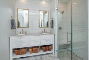 Ducha, secador de pelo, toallas y papel higiénico