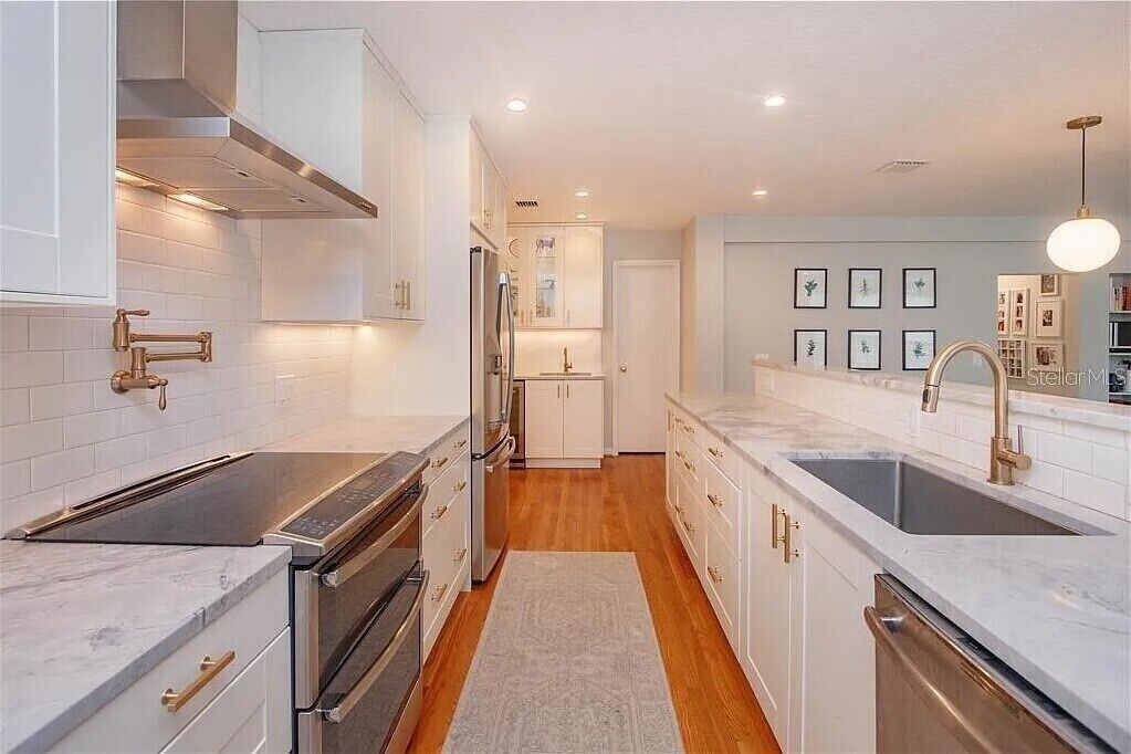 Fridge, oven, stovetop, dishwasher